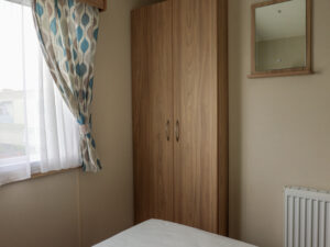 L'Etoile de mer 17 Compleet ingerichte woning met grote kast en ramen met decoratieve gordijnen op een prachtige camping aan zee.