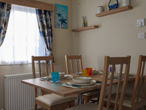 L'Etoile de mer 6 Beachvilla aan zee, comfortabel eetgedeelte met uitnodigende tafelschikking en kleurrijk servies voor een gezellige vakantie.