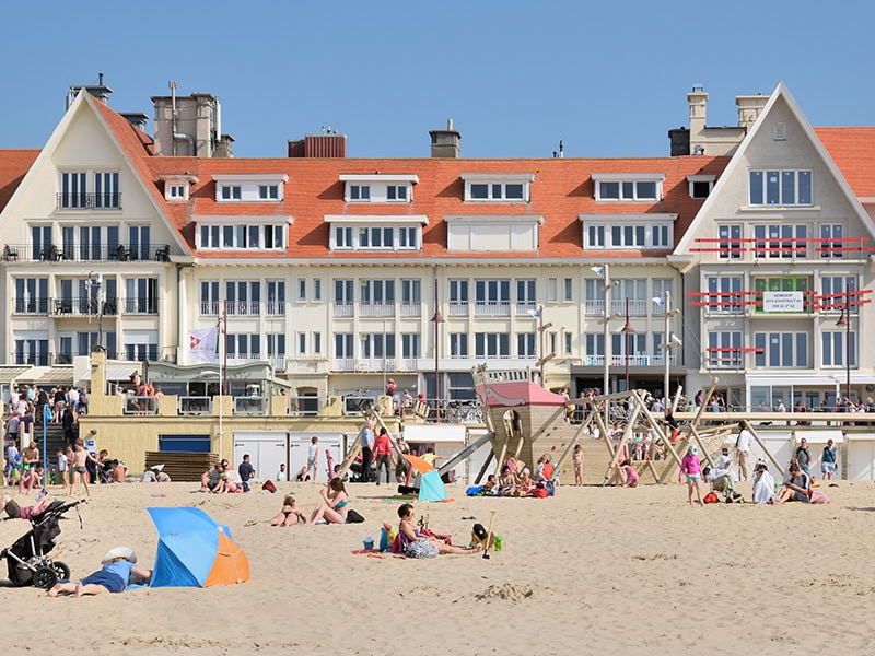 Zeezicht stacaravan aan de Belgische kust, perfect voor een vakantie aan zee en dicht bij strandactiviteiten.