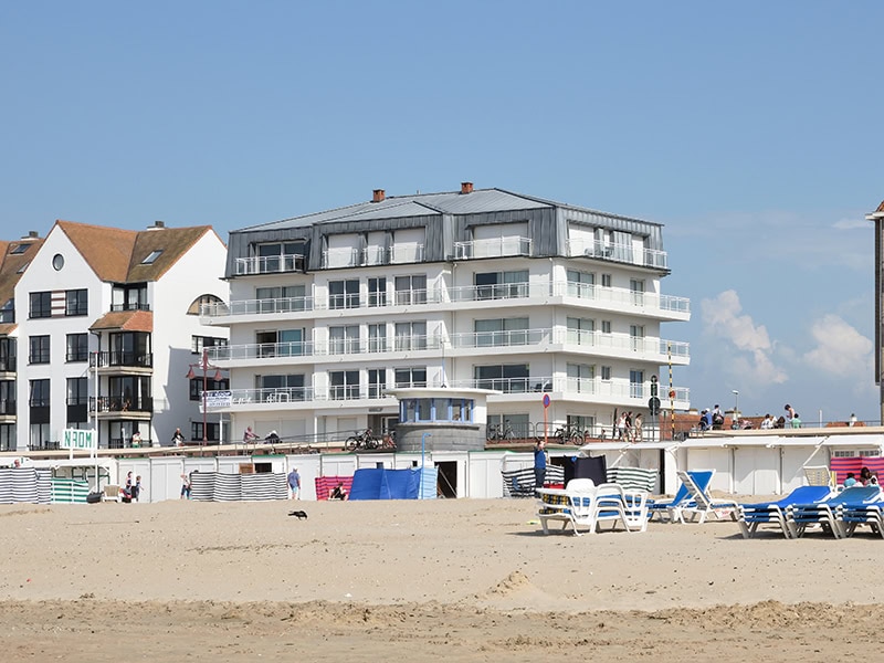 Moderne stacaravan aan zee met balkon op de eerste verdieping, gelegen op een strandbestemming aan de kust. Ideaal voor een ontspannende vakantie dicht bij de zee en de duinen.