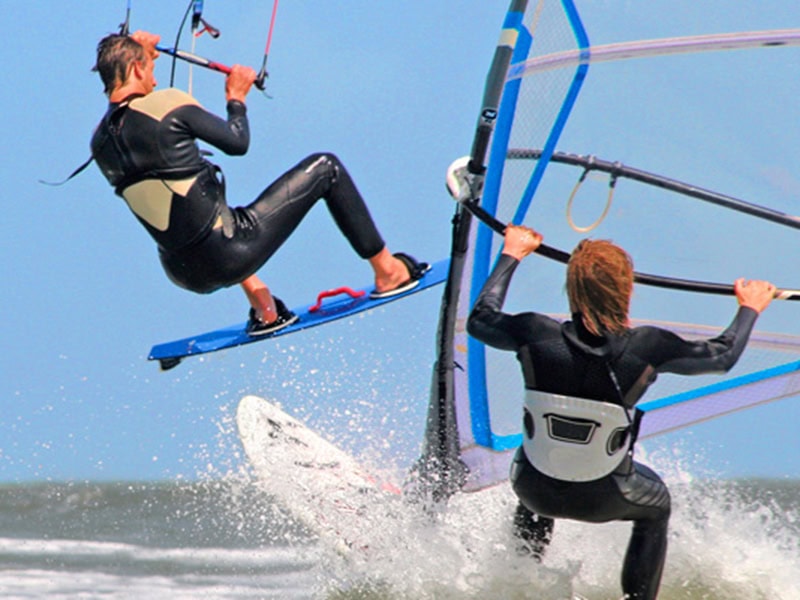 Loopuren op het water, windsurfen aan zee, watersportplezier, adrenaline, actief ontspannen, watersporten aan de kust, outdoor wateractiviteiten, windsurfen bij zee, sportieve recreatie, watersportvakantie, surfen en windsurfen aan de zee.