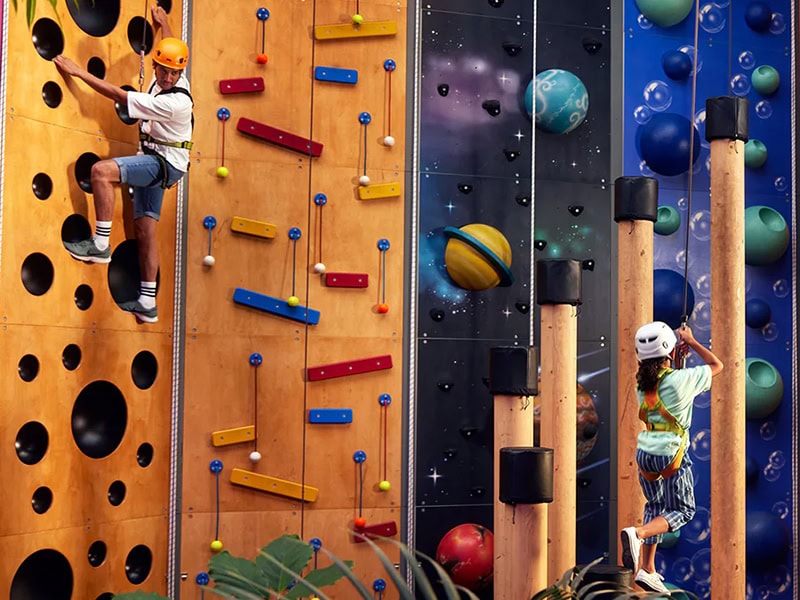 Stacaravan aan zee Veilig klimmen op een indoor klimwand met kinderen.